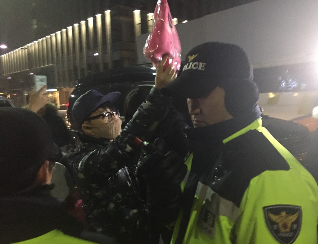 소녀상 앞에서 경찰들에게 채증당하고 있다는 이승환.jpg | 인스티즈