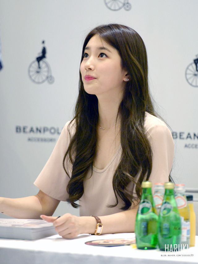 사인회에서 아이컨택 해주는 수지.gif | 인스티즈