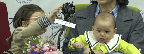 전세계에서 핫한 스타 BBC 방송사고 가족 공식 기자회견 짤.GIF | 인스티즈