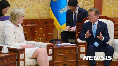 오늘자 문재인 대통령 아스트리드 벨기에 공주와 환담.jpg | 인스티즈