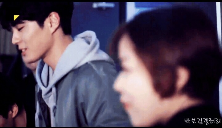 자기가 찍은 광고 사진 가져가는 박보검.gif | 인스티즈