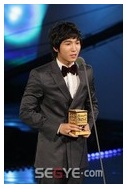 유노윤호 뒤에 일어나는 사람 누구야...? | 인스티즈