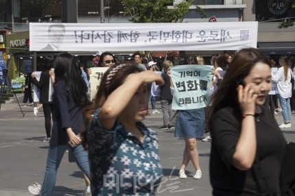 오늘자 강남역 사건 1주기 추모현장 | 인스티즈