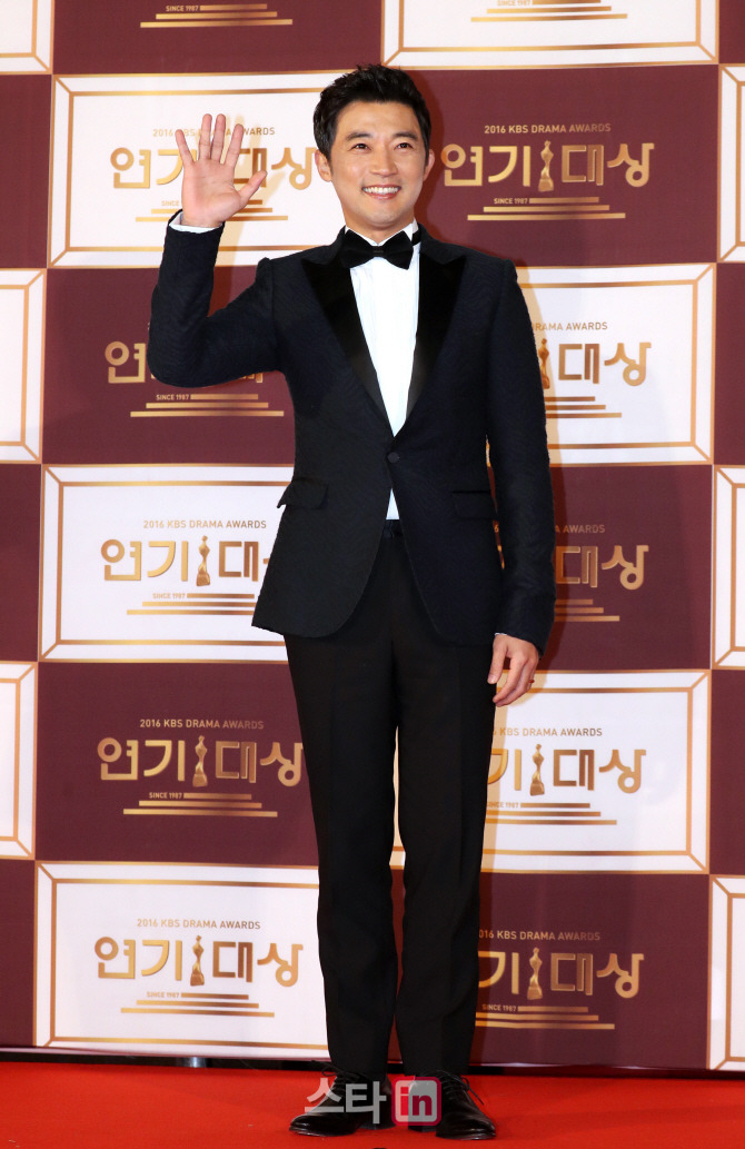 2016 KBS연기대상 레드카펫 안재욱 .jpg | 인스티즈