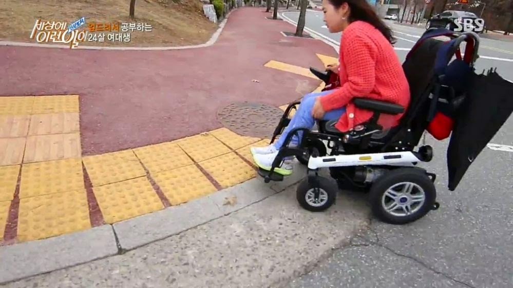 엎드려서 공부하는 여대생 | 인스티즈