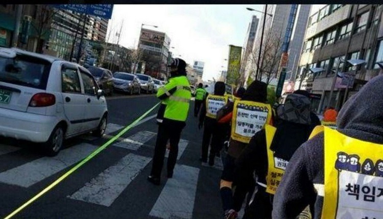 세월호 집회 행진 관련 너무나도 다른 광주경찰과 서울 경찰들의 집회현장 사진 | 인스티즈