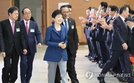 오늘자 이빨보이는 ㅀ | 인스티즈