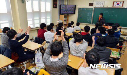 오늘자 교실에서 탄핵심판 보는 학생들 | 인스티즈