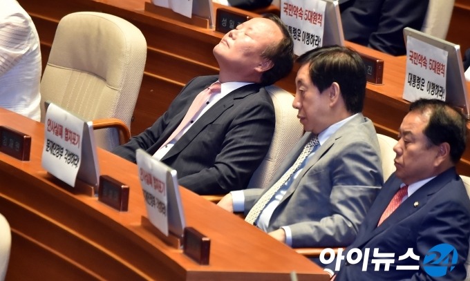 오늘자 문재인 대통령 연설때 자유한국당 의원들 | 인스티즈