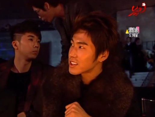 유노윤호 뒤로 지나가는 사람 누구야...? | 인스티즈