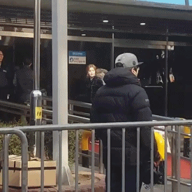 문 안열려서 낑낑대는 아이린.gif | 인스티즈