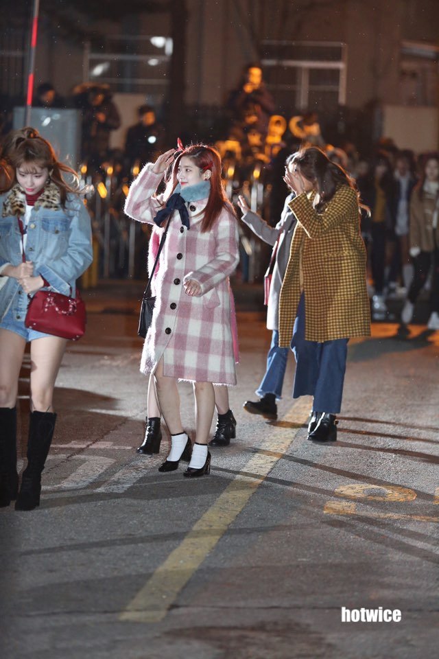 오늘 복고컨셉으로 출근한 트와이스 (우아한 미나리) | 인스티즈