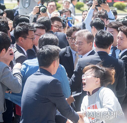 문재인, 안보 행보 발표중 재를 뿌린 성소수자 난입 사진 | 인스티즈