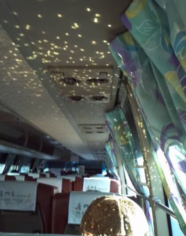 삭막한 버스 천장을 아름답게 수 놓는 아주머니 | 인스티즈