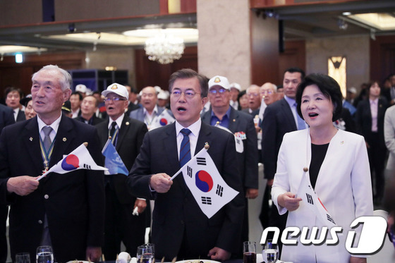 오늘자 6·25전쟁 67주년 참전유공자 위로연에 참석한 문재인 대통령 부부.jpg | 인스티즈