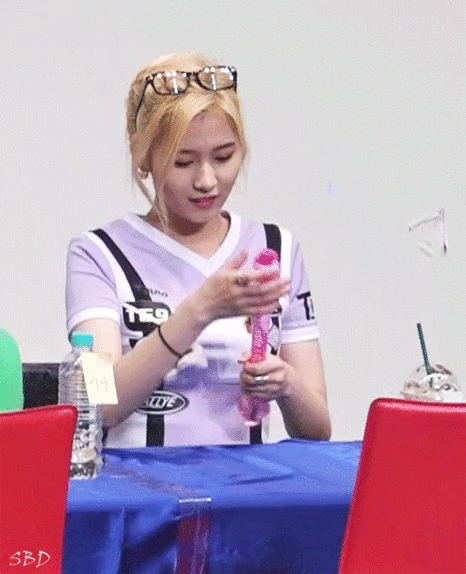 벌레보고 놀라는 트와이스 사나 | 인스티즈