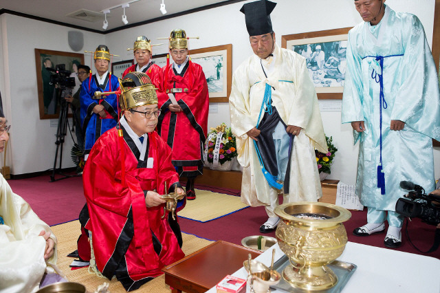 민주국가에서 시장이 신하의 의례복을 입고 독재자 제사를 지내는 구미시 | 인스티즈
