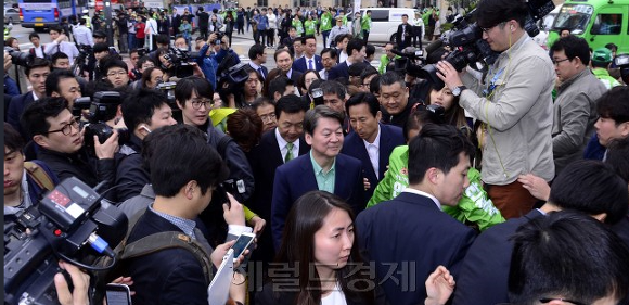 같은 광화문, 다른 느낌.jpg (문재인-안철수) | 인스티즈
