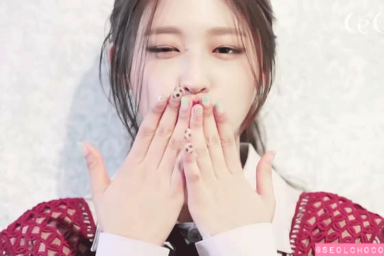 뽀뽀 날리는 설현 | 인스티즈