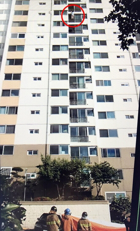 12층 베란다에서 자살 시도한 딸 15분 넘게 붙잡은 엄마 | 인스티즈