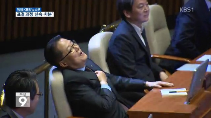 박근혜 탄핵안 가결되었을때 박지원 | 인스티즈