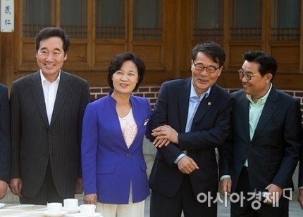 추미애 대표의 팔짱에 급 당황한 장하성ㅋㅋㅋ | 인스티즈