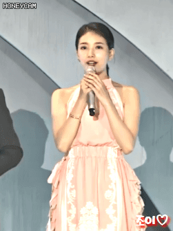 백상예술대상 2부 시작하면서 옷을 갈아입고 온 수지 현황.gif | 인스티즈