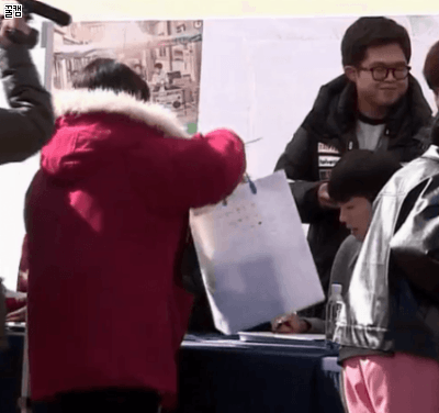 박보검한테 선물주면 볼수있는 표정.jpg | 인스티즈