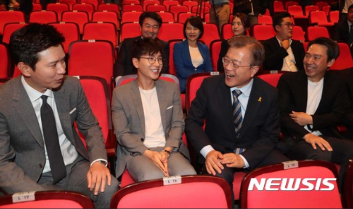 SM아티움 방문한 문재인 후보 | 인스티즈