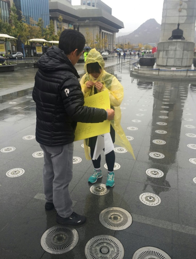 비맞으면서 역사교과서 국정화 반대 시위하는 여학생 그리고 어떤 아저씨 | 인스티즈