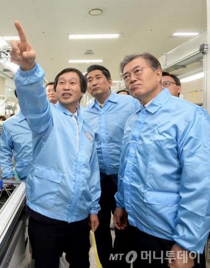 뭘 입어도 무사고 경력 30년 장기근속자 같아 보이는 문재인 | 인스티즈