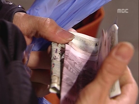 [거침없이하이킥] 가사도우미한테 미안해서 일을 못시키는 문희ㅠㅠ.jpg | 인스티즈