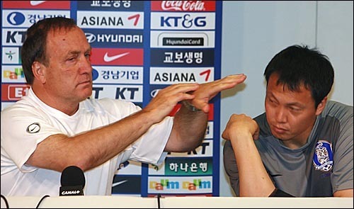 감독 옆에서 대놓고 주무시는 운재형님 | 인스티즈