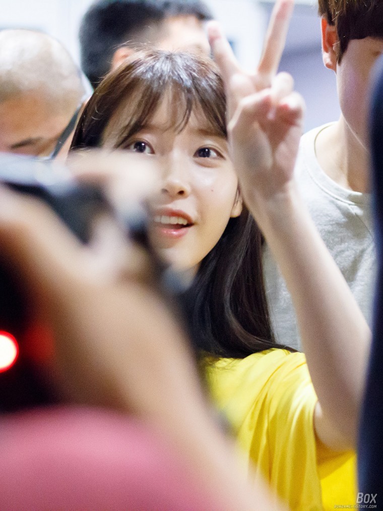노랑 노랑한 아이유 인천공항 입국사진. png | 인스티즈