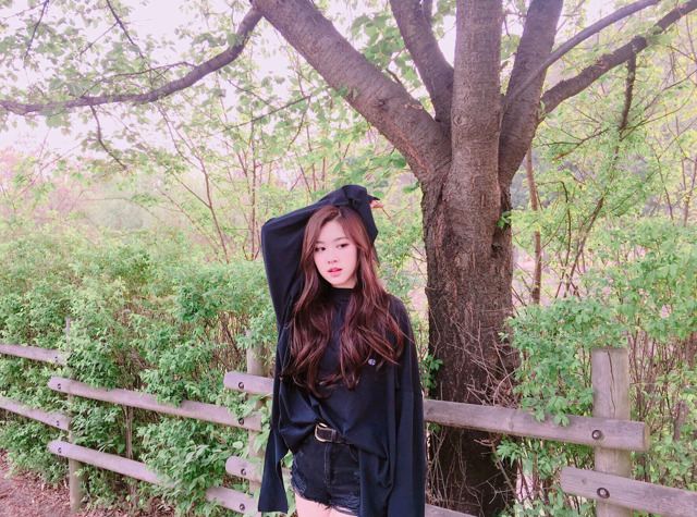 데뷔 후 처음 한 흑발 잘어울리는 로제 인스타 사진들 | 인스티즈