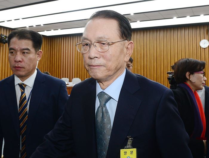 청문회 끝난후 박영선 의원에게 악수 청하는 김기춘ㄷㄷㄷ | 인스티즈