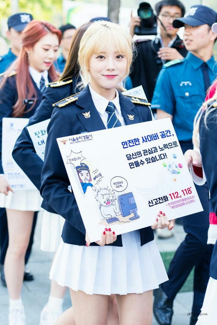 어제자 경찰제복 우주소녀 | 인스티즈