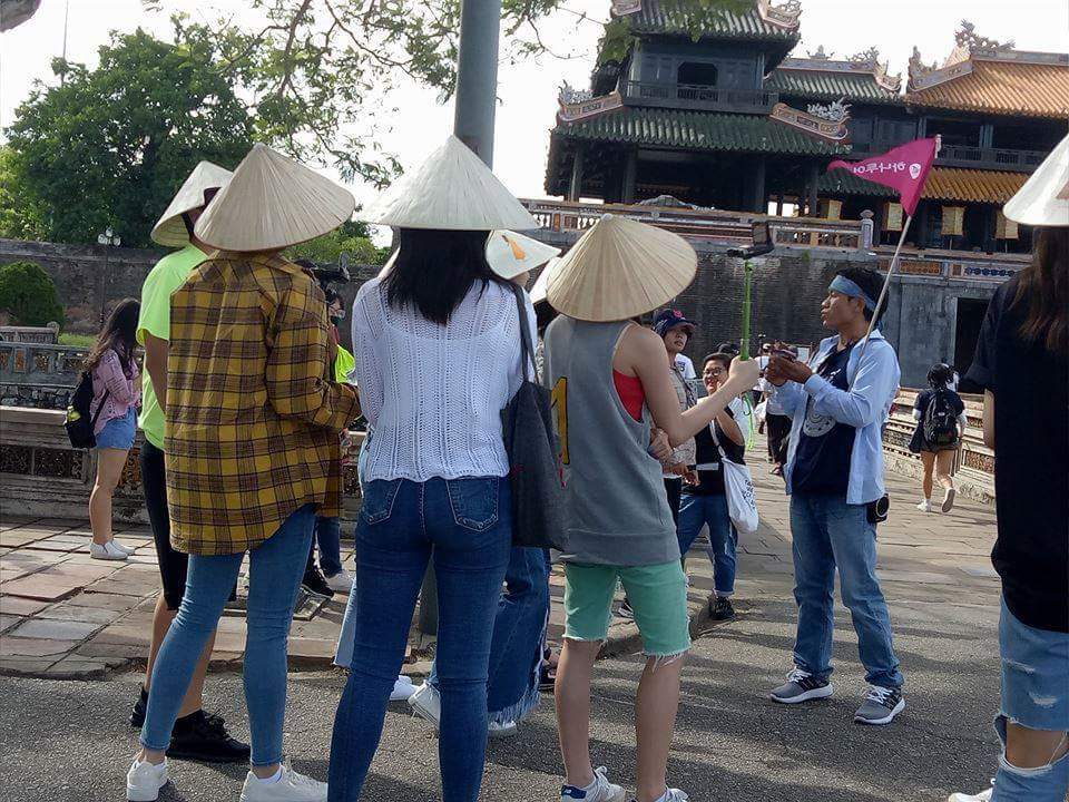 베트남 전통 모자 쓴 트와이스 멤버들.jpg | 인스티즈