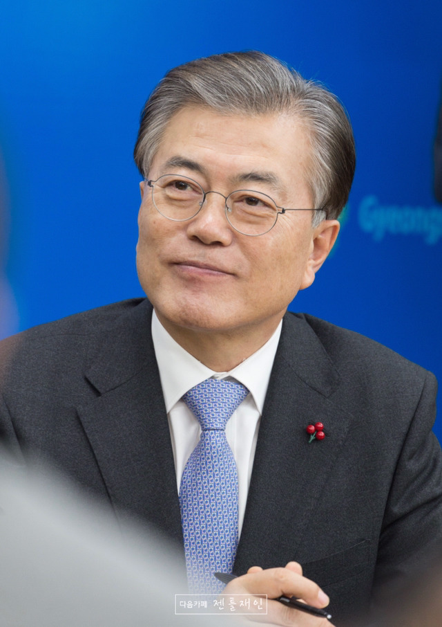 나이 들면서 얼굴의 느낌이 바뀐듯한 문재인 대통령.jpg (데이터주의) | 인스티즈