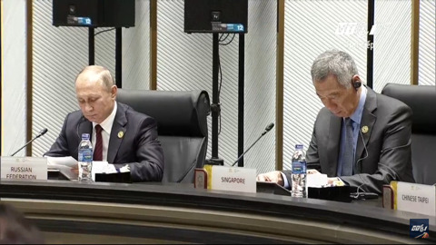 11/11 APEC 정상회의 본회의 세션에 참석한 문재인 대통령 | 인스티즈