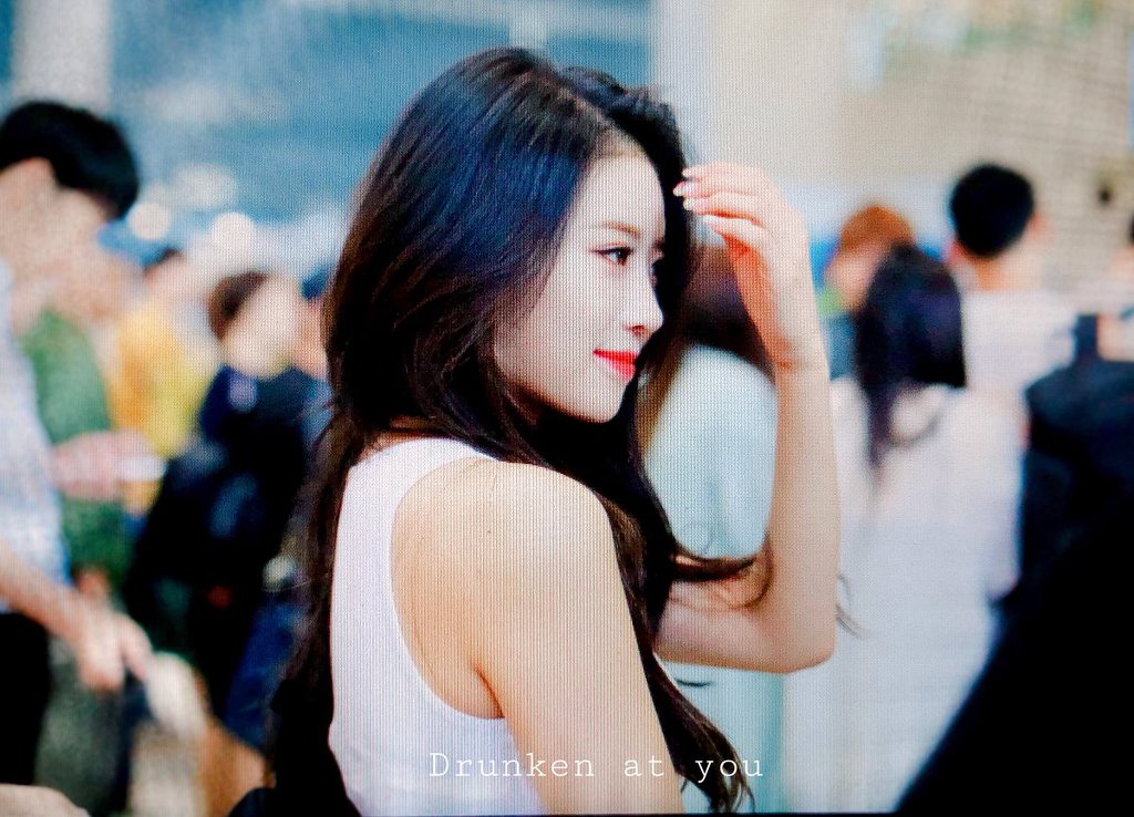 공항 출국길에서 과감한(?) 패션의 러블리즈 미주.jpg | 인스티즈