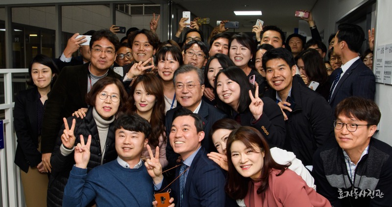 문 대통령과 공무원들의 만남 | 인스티즈