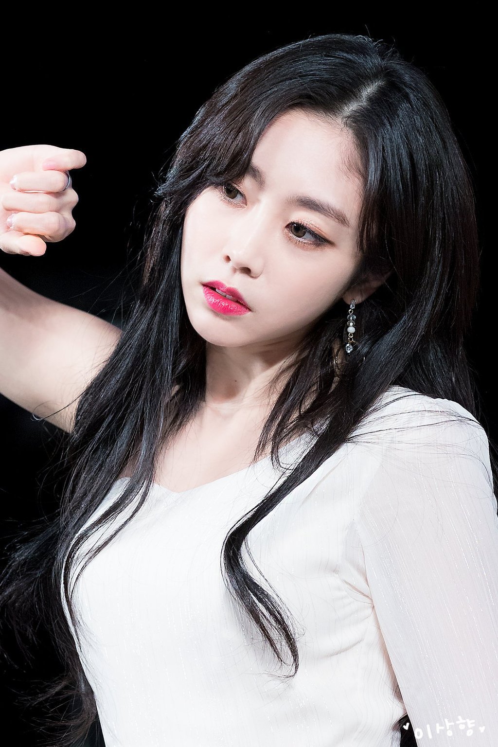 자기도 조금은 이쁜거 알고 있는 뻔뻔한 러블리즈 서지수.gif | 인스티즈