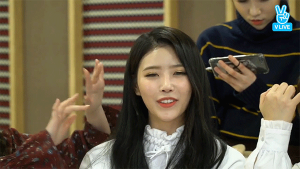 얘기하는데 옆에서 엄청 깐족거리는 러블리즈 케이.gif | 인스티즈