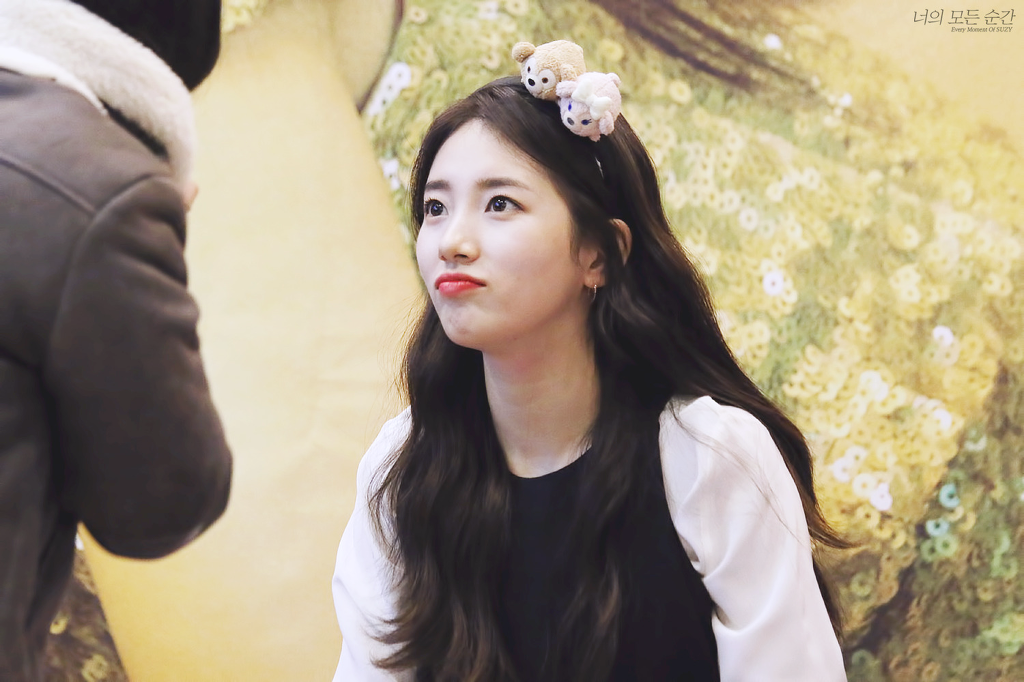 팬들과 아이컨택을 참 잘하는 수지.jpgif | 인스티즈