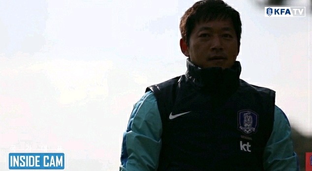 공 살리기 게임 꼴찌해서 얼차려받는 김남일.... | 인스티즈