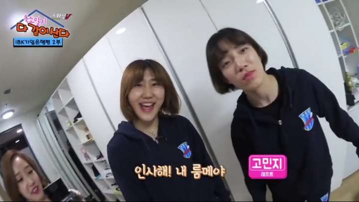 팬들에게 받은 선물 자랑하는 일일MC.jpg | 인스티즈