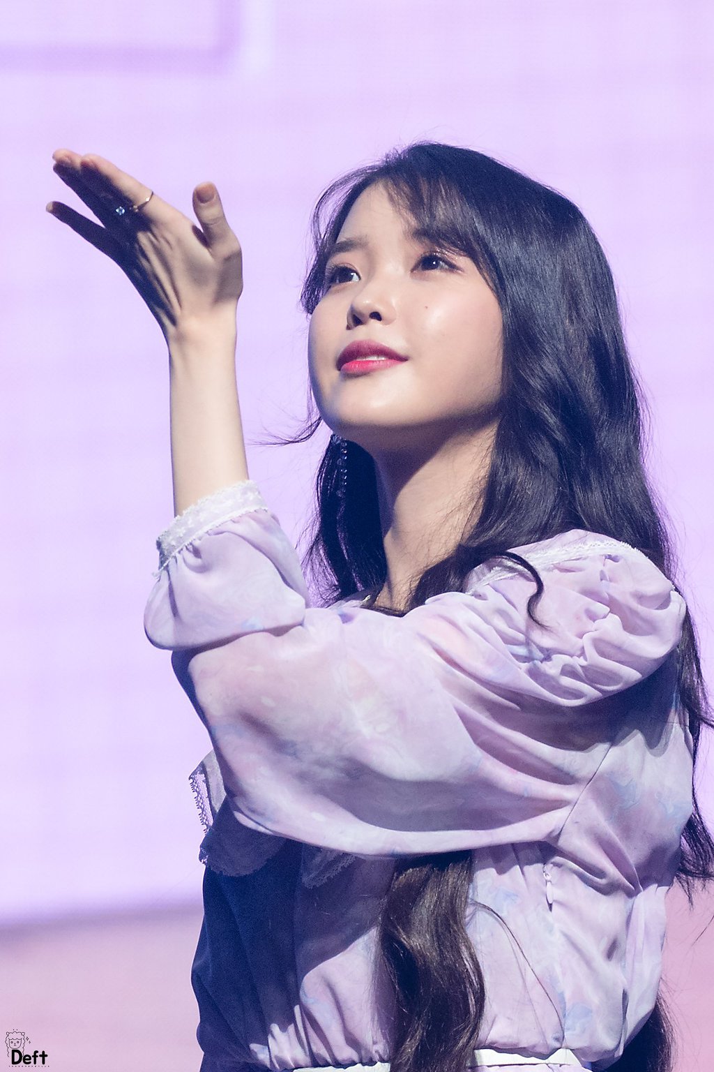 손키스 날리는 아이유.jpg | 인스티즈
