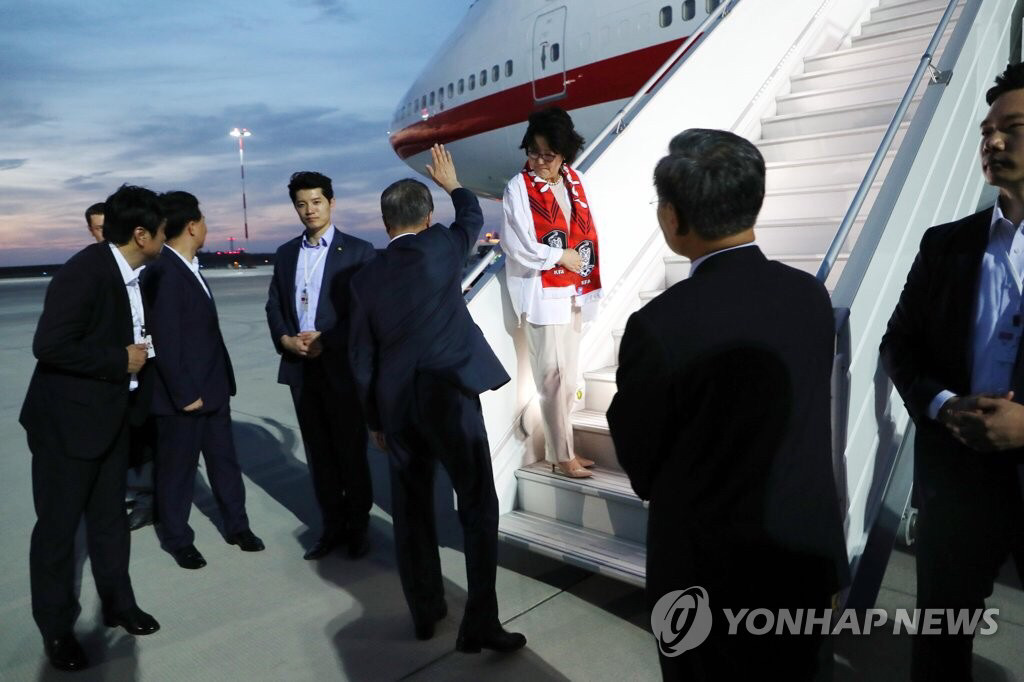 러시아 국빈방문 마치고 귀국하는 문재인 대통령.jpg | 인스티즈