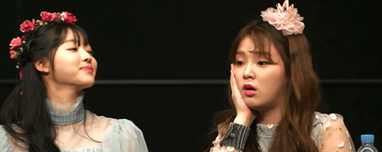 오마이걸 유아의 기습 뽀뽀의 당황한 승희.gif | 인스티즈